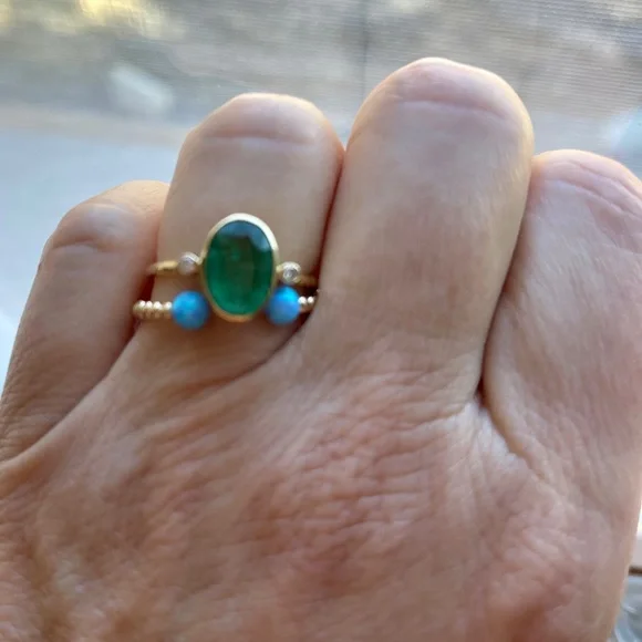 18KT Yellow Gold hallmarked oval Colombian emerald ring with two diamonds NEW - Picture 5 of 8